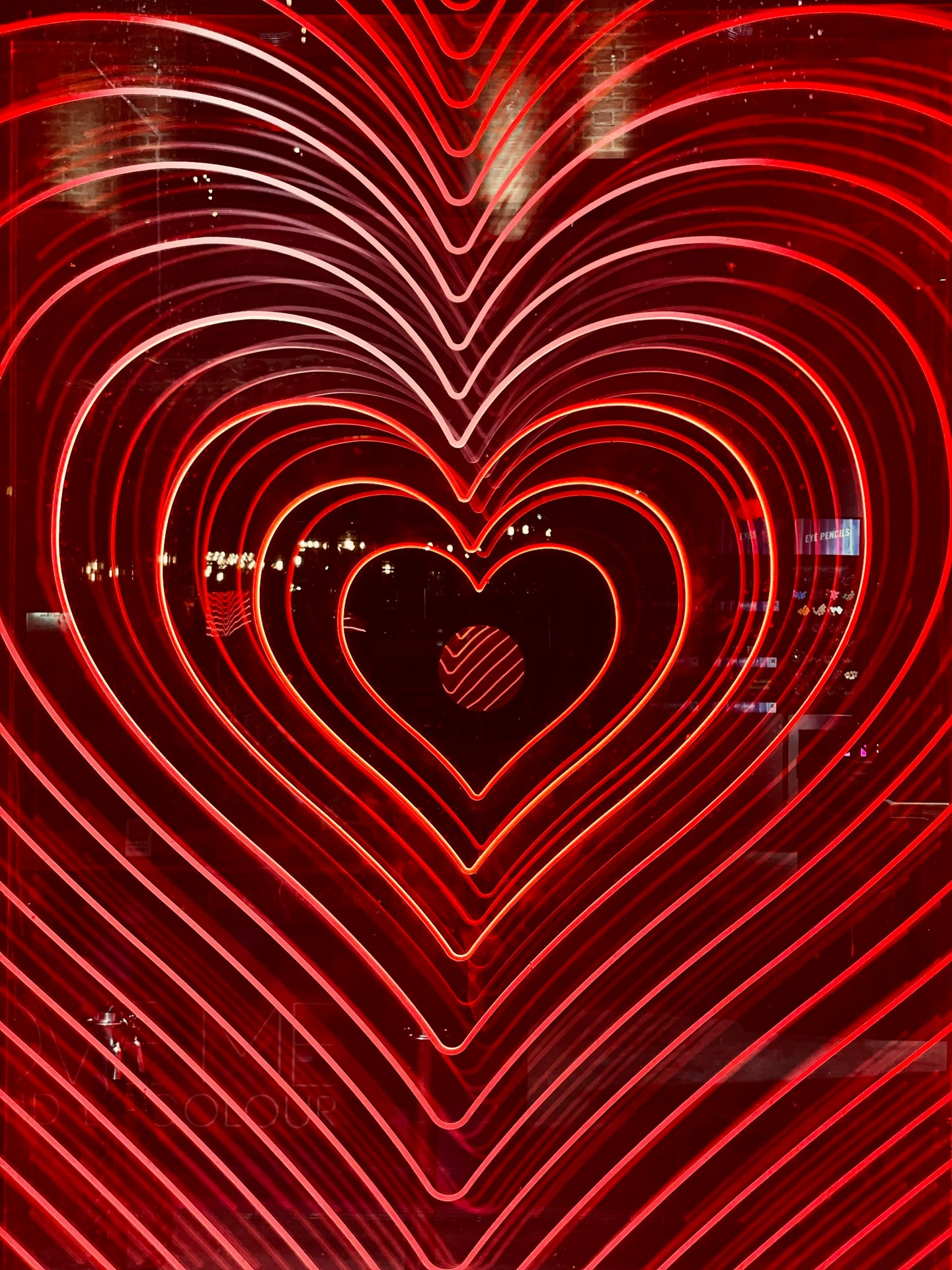 Bild von einer Installation aus Neonröhren, die ein Herz darstellt.